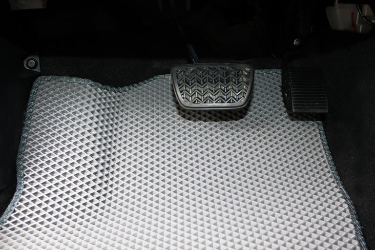 комплект eva ковриков для подвесной педали акселератора на Toyota Camry VIII XV70